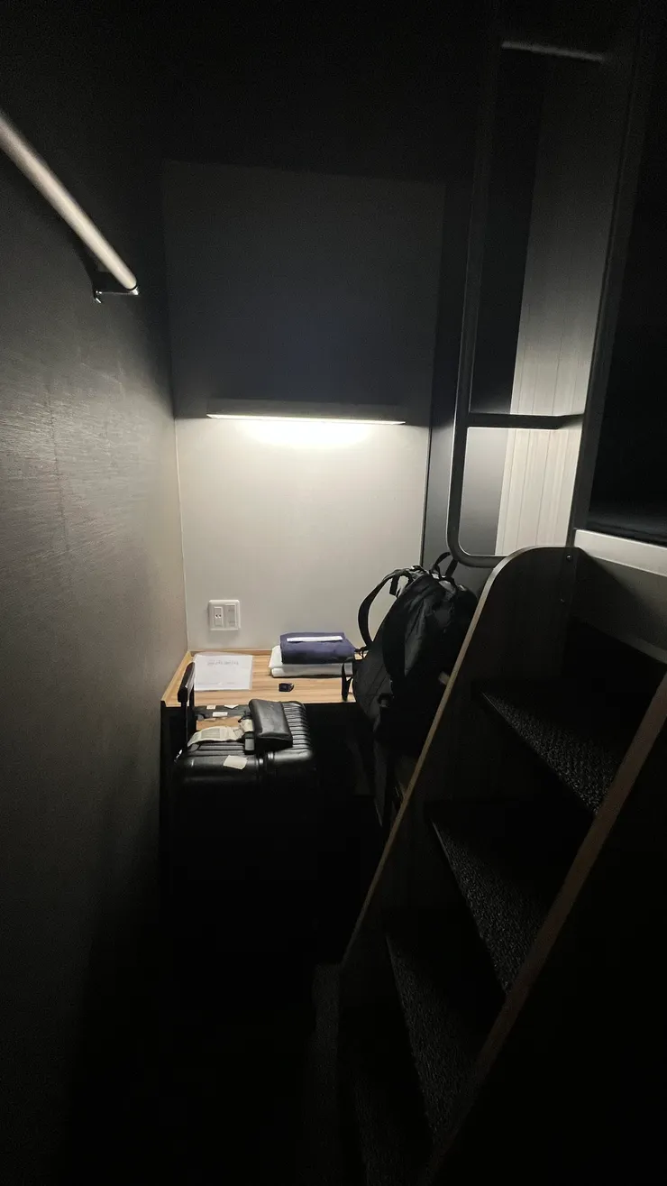 只是若要拉椅子坐,行李箱就要往後推。