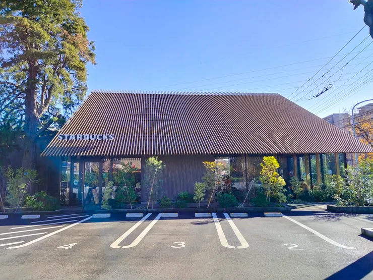 大片斜角的屋頂