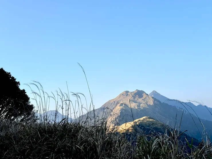 能高主峰與牛魔角越來越近了！
