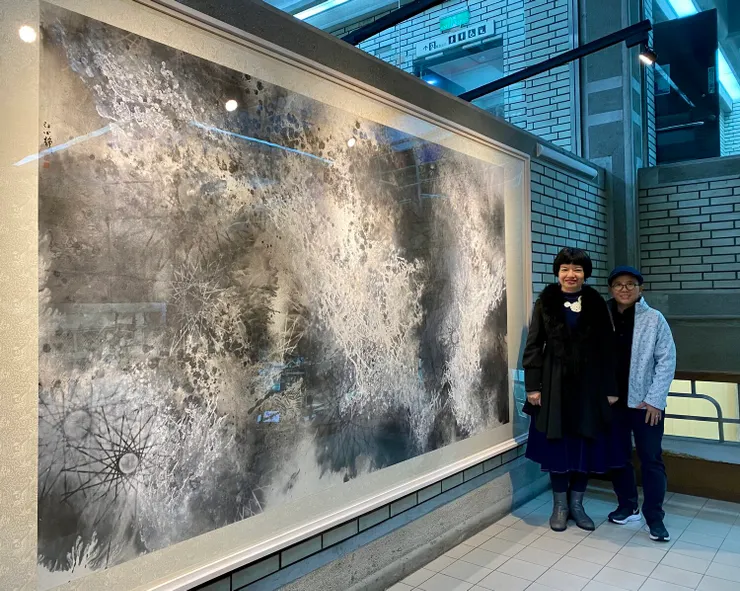當代藝術家江心靜與抱雲齋藝術總監林存青（右）在作品前合影。