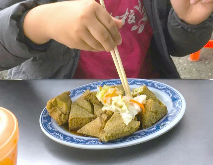  騎完車後一家四口會到鼻頭橋旁邊吃臭豆腐 （由Osuga提供）