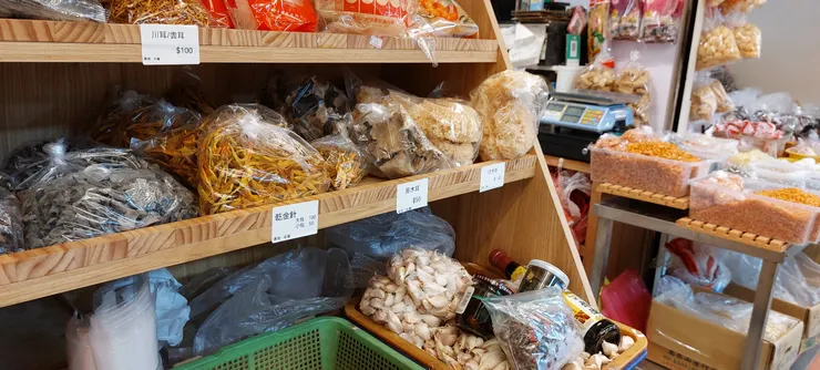 南北貨的攤位裡有很多寶藏