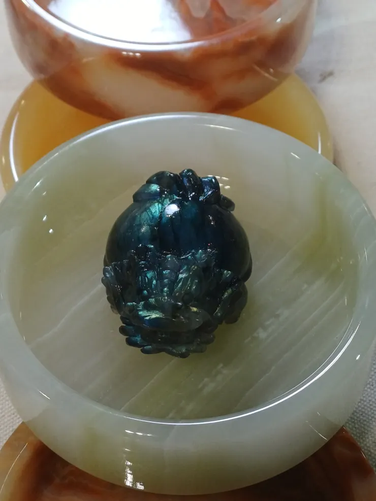 在石盤中，感覺很愜意的拉長龜