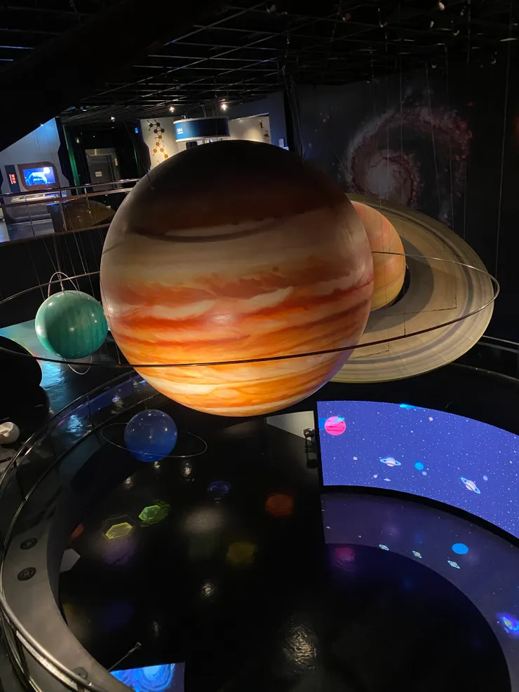 巨大的太陽系行星示意模型