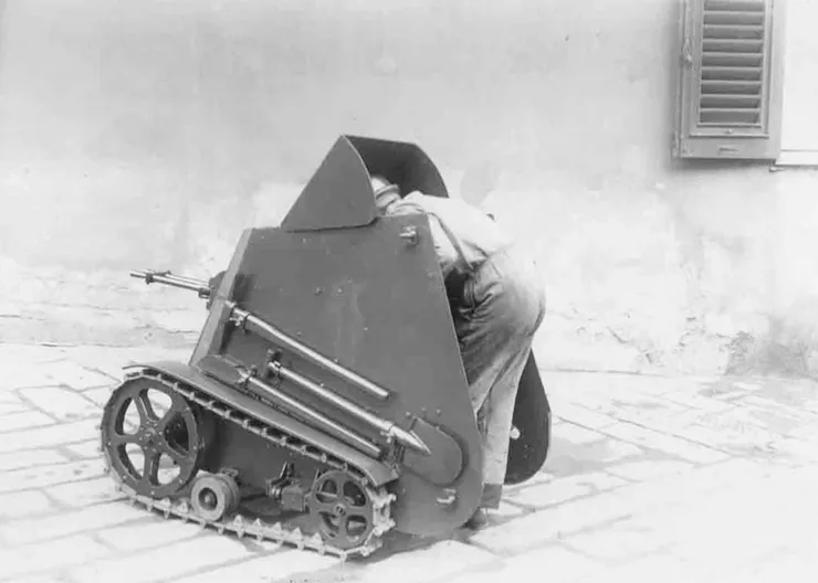 操作員配備了一個鉸接防護罩，可以升起以在前進時提供一些額外的保護，雖然正面有一些保護，但很容易受到側翼或間接火力的攻擊。