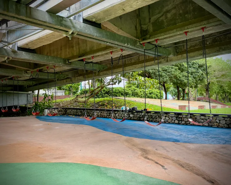 橋下盪鞦韆不怕大太陽或下雨，大人小人都能玩耍納涼