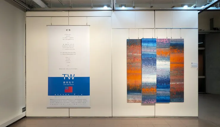 積吶虹光,〈右圖名 : 雲海系列〉,壓克力顏料、紙,175 x175 cm。