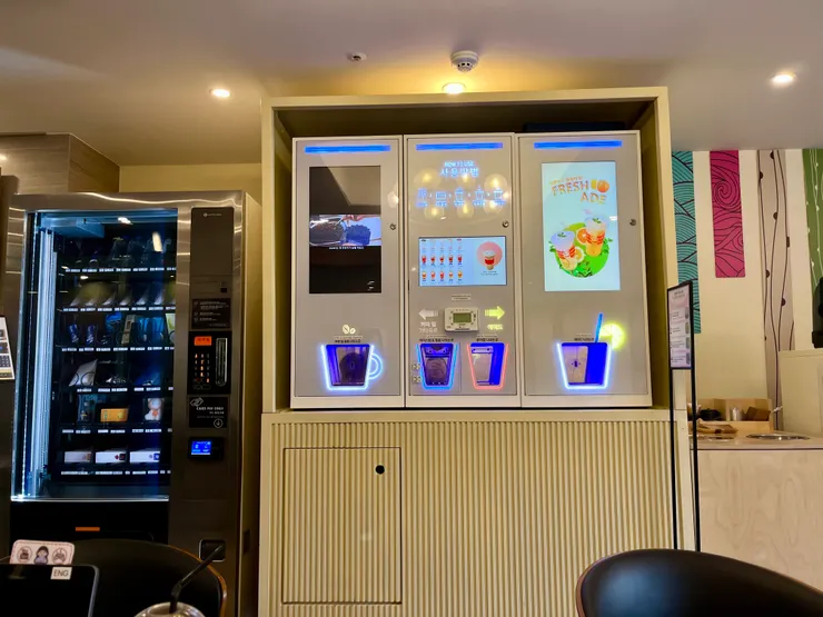 自動販賣機有咖啡、氣泡飲，現沖的咖啡很便宜，一杯美式咖啡才2000 KRW，左邊那台是備品販賣機，皆可使用信用卡購買。