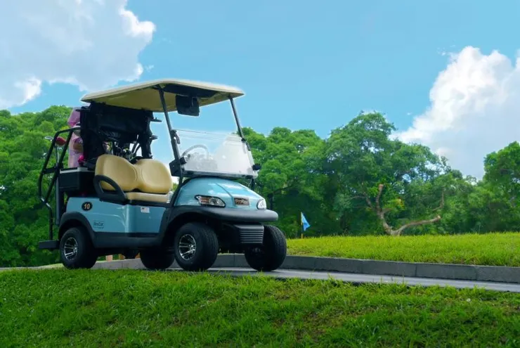 ▲國華球場引進全台首輛環保綠能球車「小藍」 輕鬆自駕球車