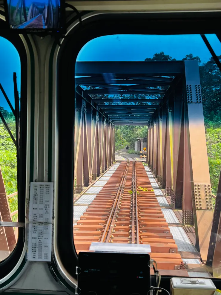 剛好在駕駛艙後面，可以拍到不一樣的風景