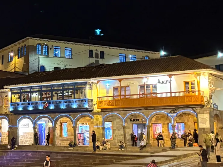 前一晚在武器廣場不經意拍到的白耶穌像視角，白耶穌像如擁抱著庫斯科古城一般。