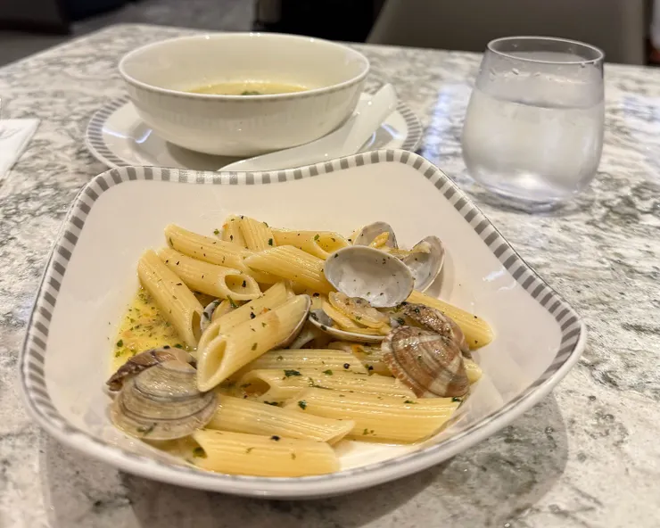 吃了兩盤的蛤蜊義大利麵