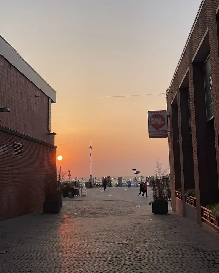 周圍的商店和酒吧