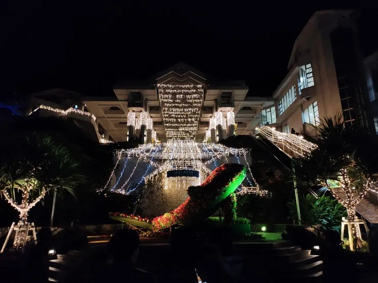 浮誇但美好的燈飾與鎮店之魚