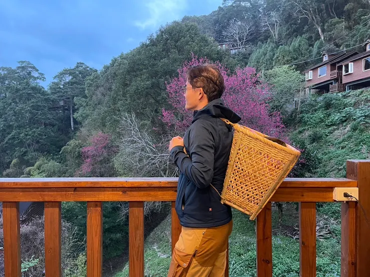 小騎編的竹籃，背起來很舒適。