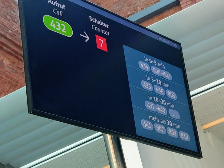 申請月票領號碼牌，系統會通知大約要等多久