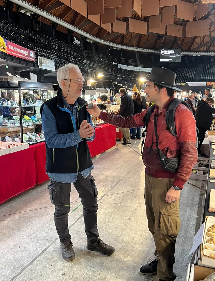 很照顧我的礦商伯伯在義大利的礦石與礦石產業很有名,還特別被主辦單位採訪