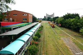 另一邊看中興車站站場,左邊的橘色建築物是以前的秤量所