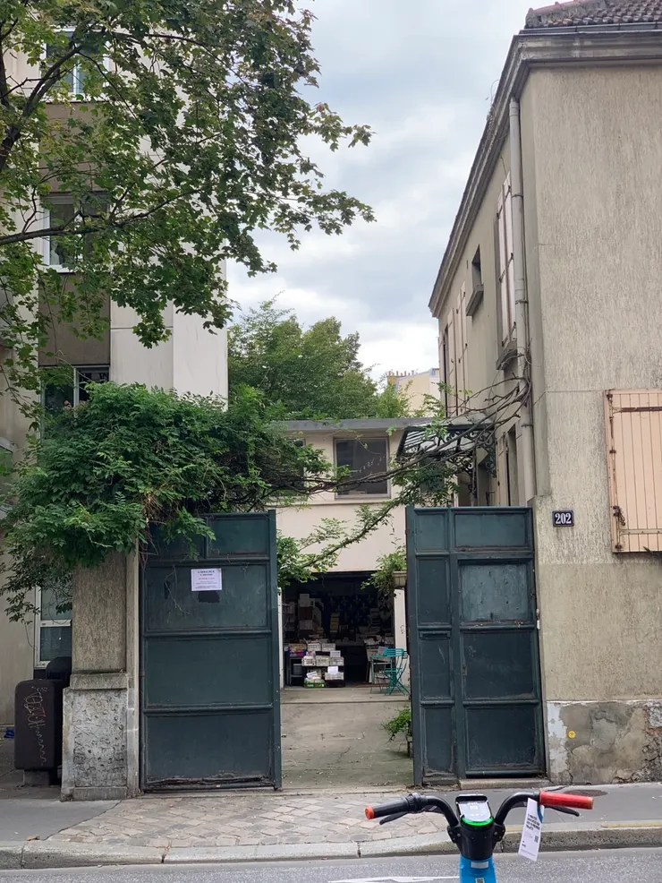 巴黎共享單車不小心入鏡了。