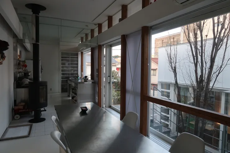 餐廳、工作臺、會議桌。對面也是他們的事務所，中野先生還可以在這邊看到對面電腦裡的圖，對員工下指令。