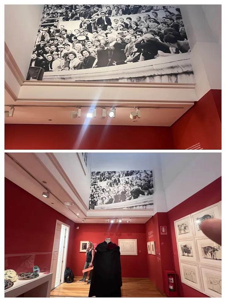 畢卡索是鬥牛的忠實粉絲，他接住鬥牛士丟給他的帽子的照片。