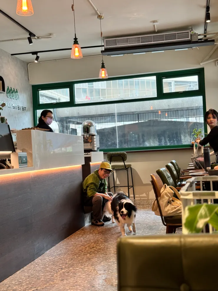 客人帶狗狗來訪,也和店員店狗奇諾玩得很開心