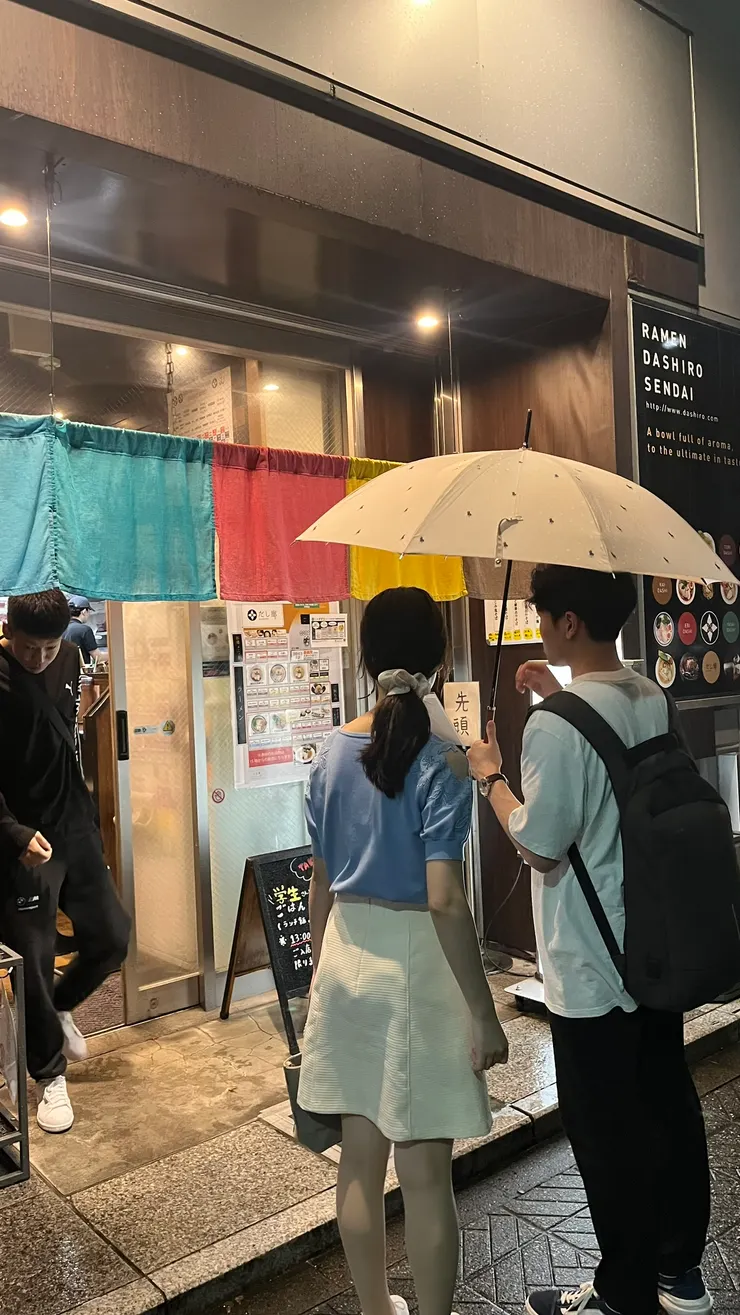 即使下雨天也有人等候。