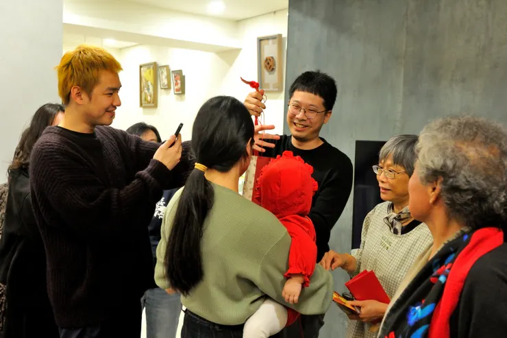 【年夜飯發紅包視訊直播天涯咫尺！今年兒子和拉拉設計了抽紅線摸彩節目，最大奬5千元。萬萬也來抽一個。】