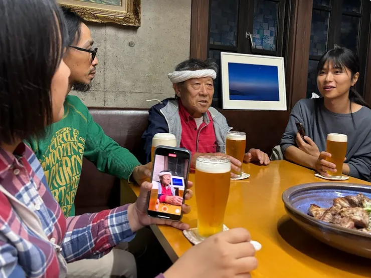 很會唱演歌的渡部先生,跟我們分享他的人生哲理