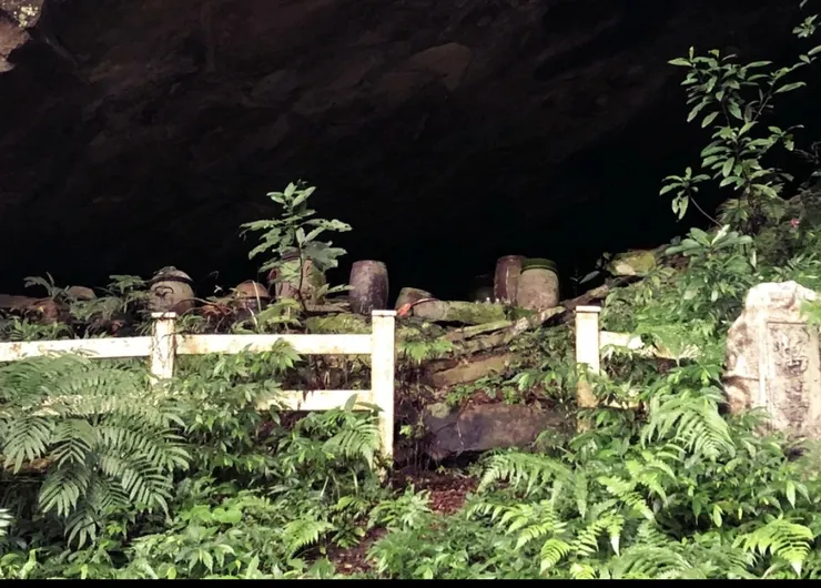 （峭壁上安置了很多的金斗甕，有高有低、或瓷或陶）