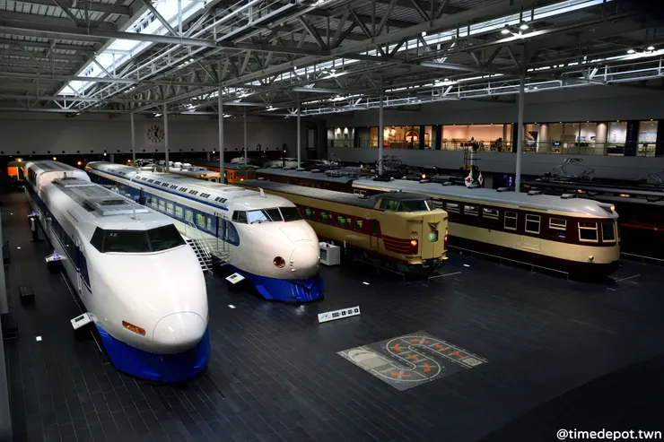 簡潔寬敞的展示大廳陳列了近20輛的火車，鐵道迷看了快門都停不下來