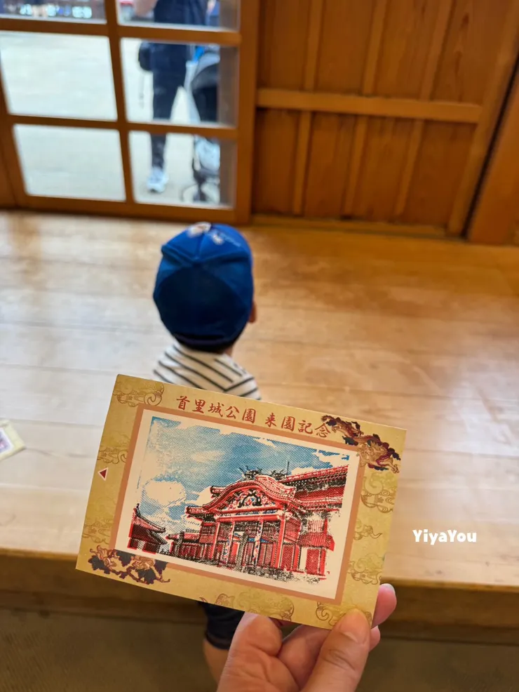 來園紀念疊印明信片，跟著孩子一起完成，特別有意義。