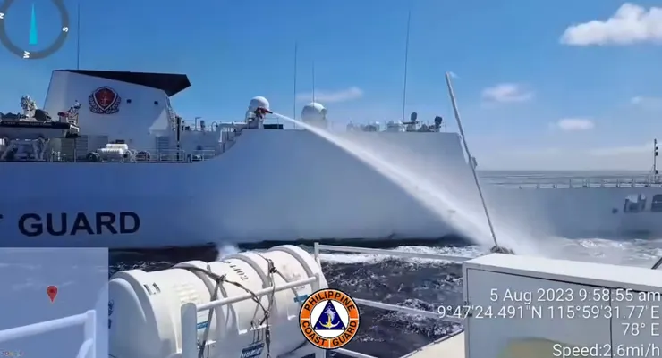 菲律賓海岸警衛隊2023年8月8日發布影片，顯示中國海警船正發射水炮（影片截圖）



