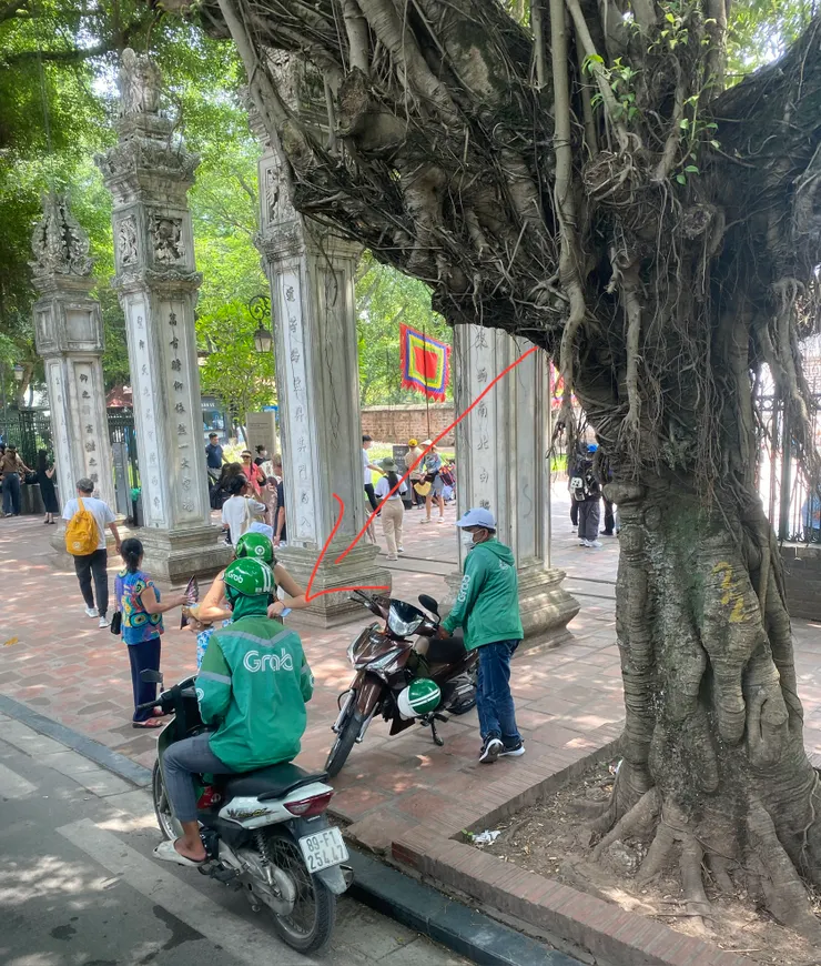 穿綠色制服越南的機車計程車