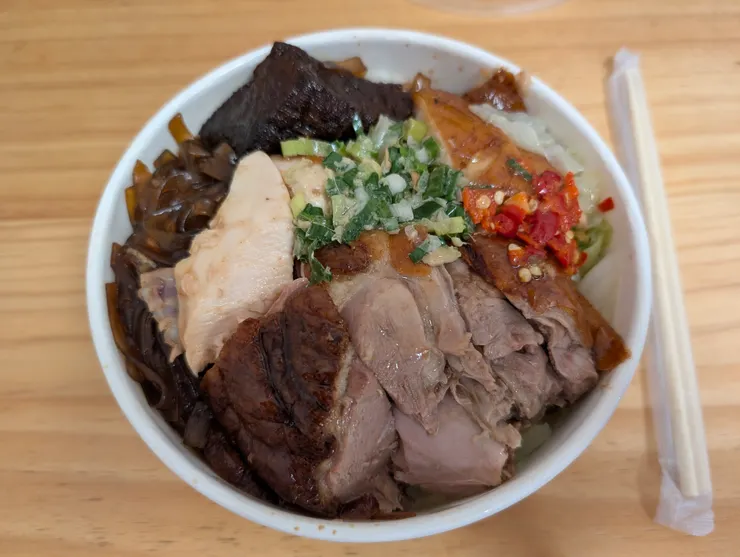 蓋子滿得都凸出了，肉菜飯都多