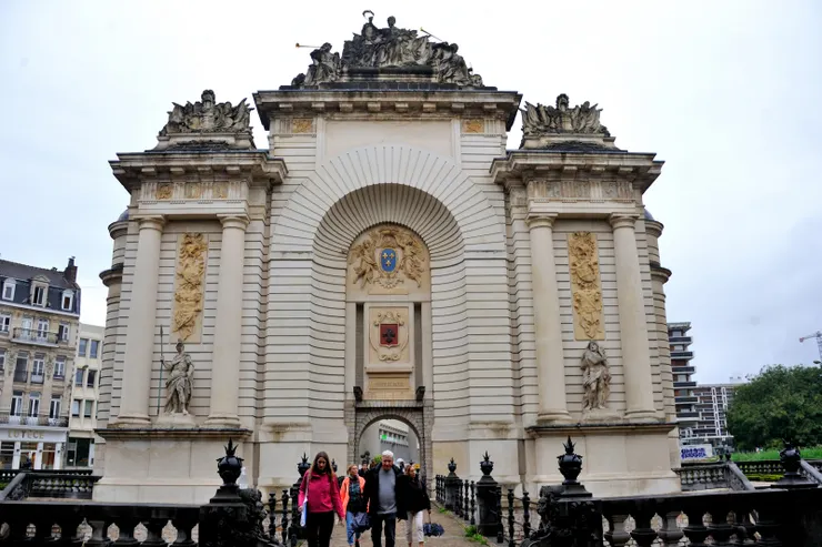 【巴黎門另一面】