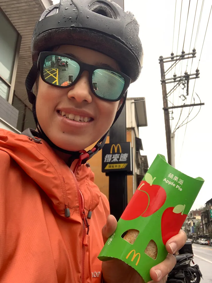 很久沒吃麥當勞蘋果派，也許是我自己口味改變的關係，以前覺得很好吃，現在只覺得好油。