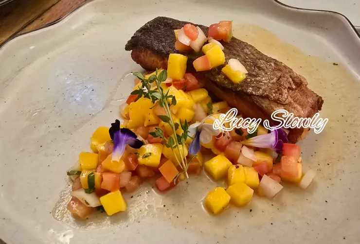 烤鮭魚排佐芒果莎莎醬