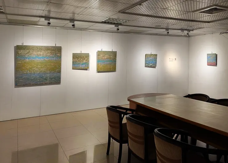 積吶虹光，〈青天白日滿地「虹」〉，壓克力顏料、紙。  