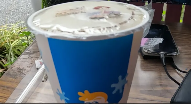 整個紙杯已經膨脹的冰沙。