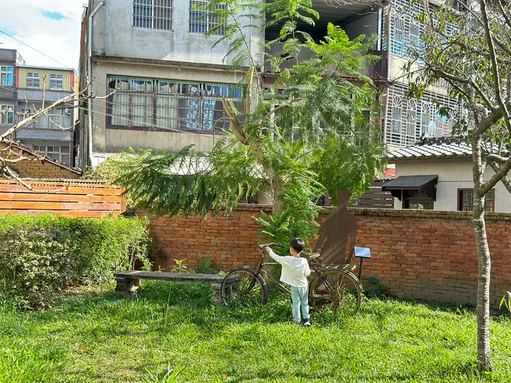 庭院還有一台所長腳踏車