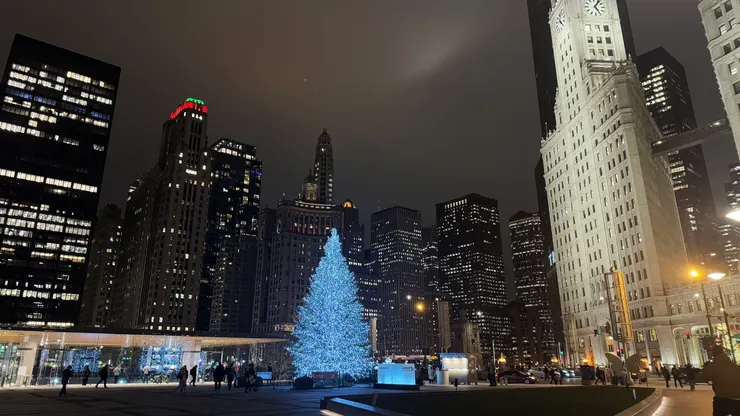 Apple Michigan Avenue 旁邊的小廣場