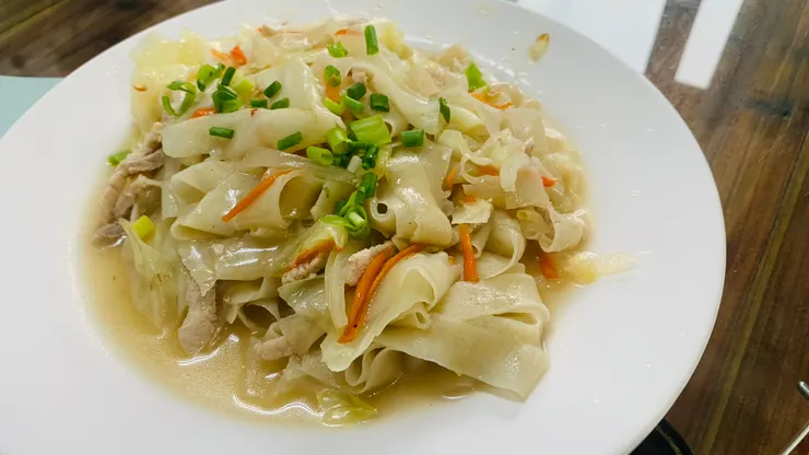 魚麵裡加了肉和菜讓口感更豐富。