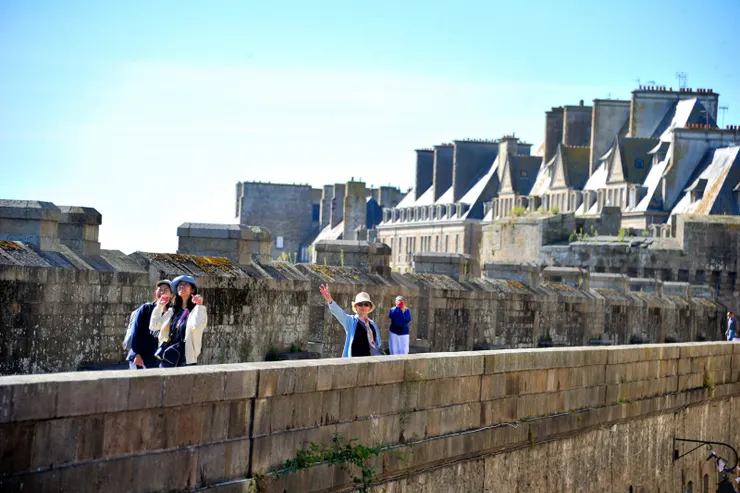 【在城牆馬道上的家人們】
