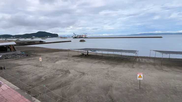 這片砂灘被地底下的溫泉加熱,有時還能看到白色熱氣冒出