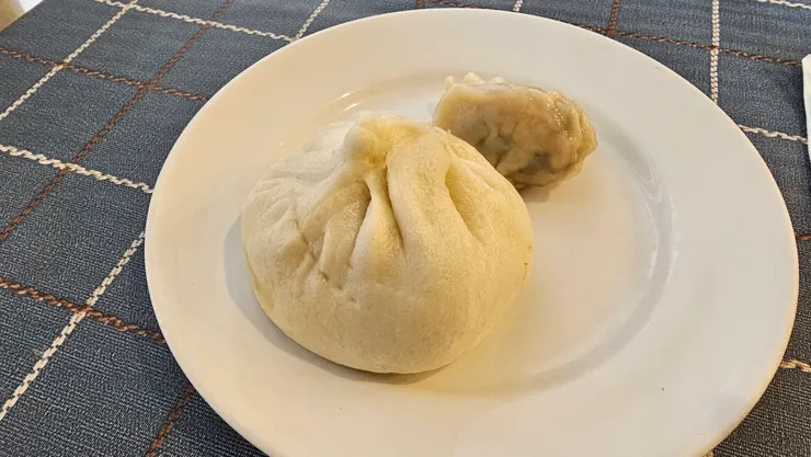 高雄圓山大飯店萬壽廳的自助早餐可以吃到高雄眷村寬來順鮮肉包!超讚!