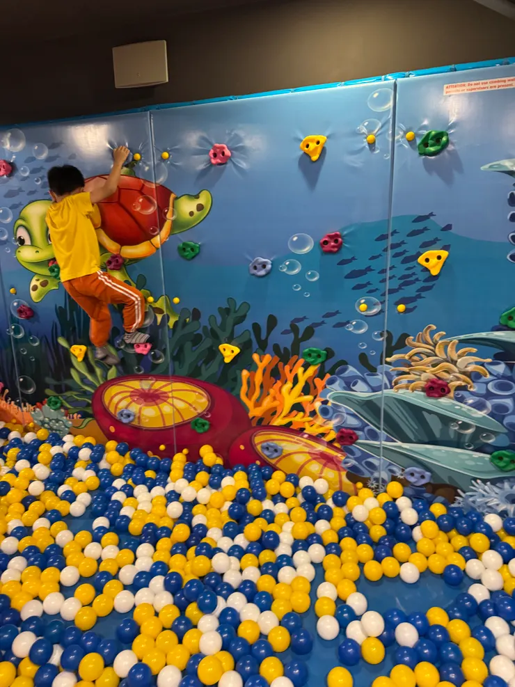 繽紛海洋攀岩牆