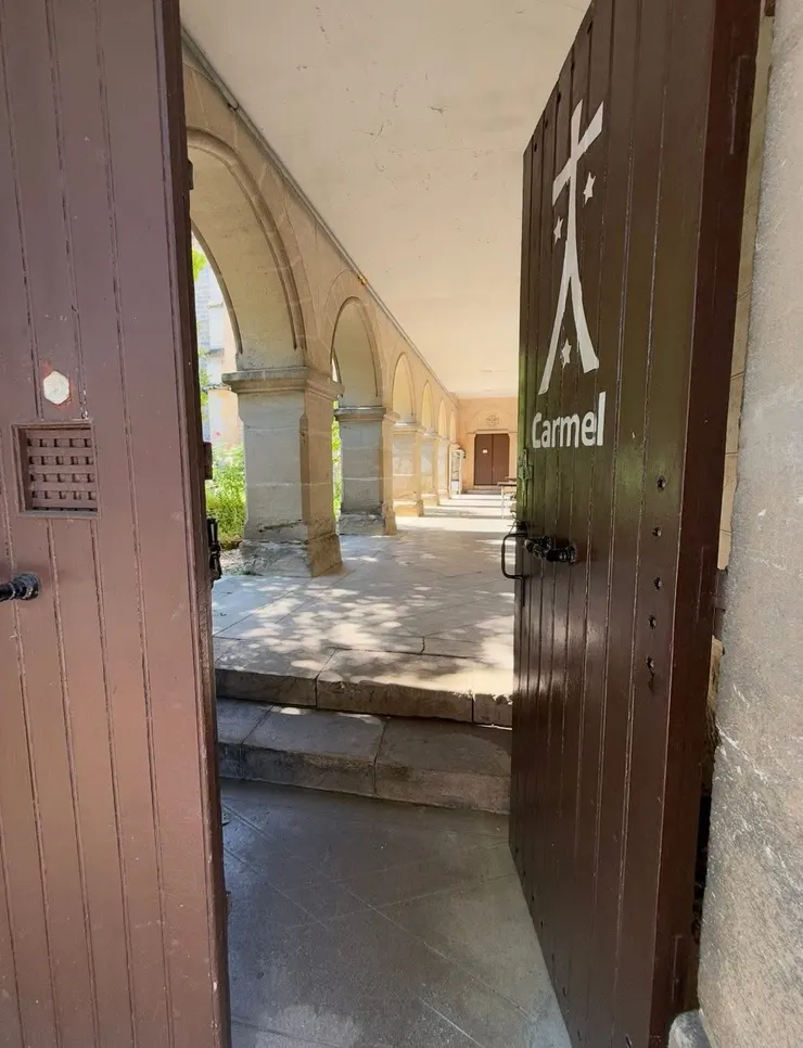 可以進去嗎?我在門口遲疑著