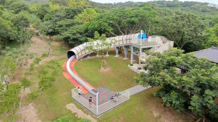 空拍下的滾輪溜滑梯，雖然不是我們玩過最長的，但是已經滿足孩子的心情。