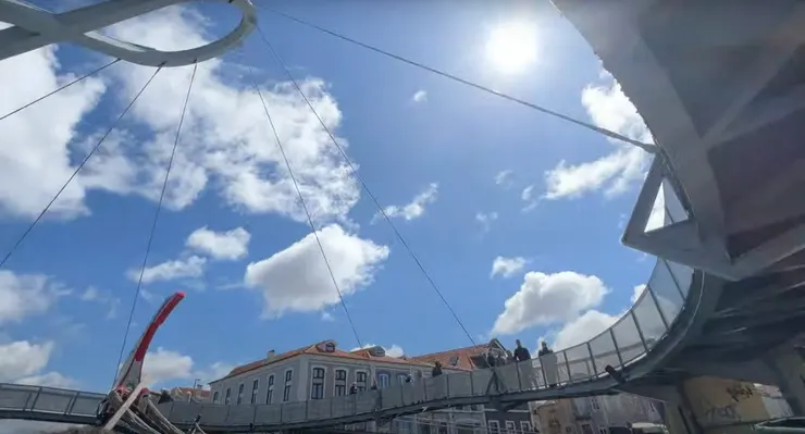 最特別的是環狀人行橋， 透過纜線懸掛在橋上。